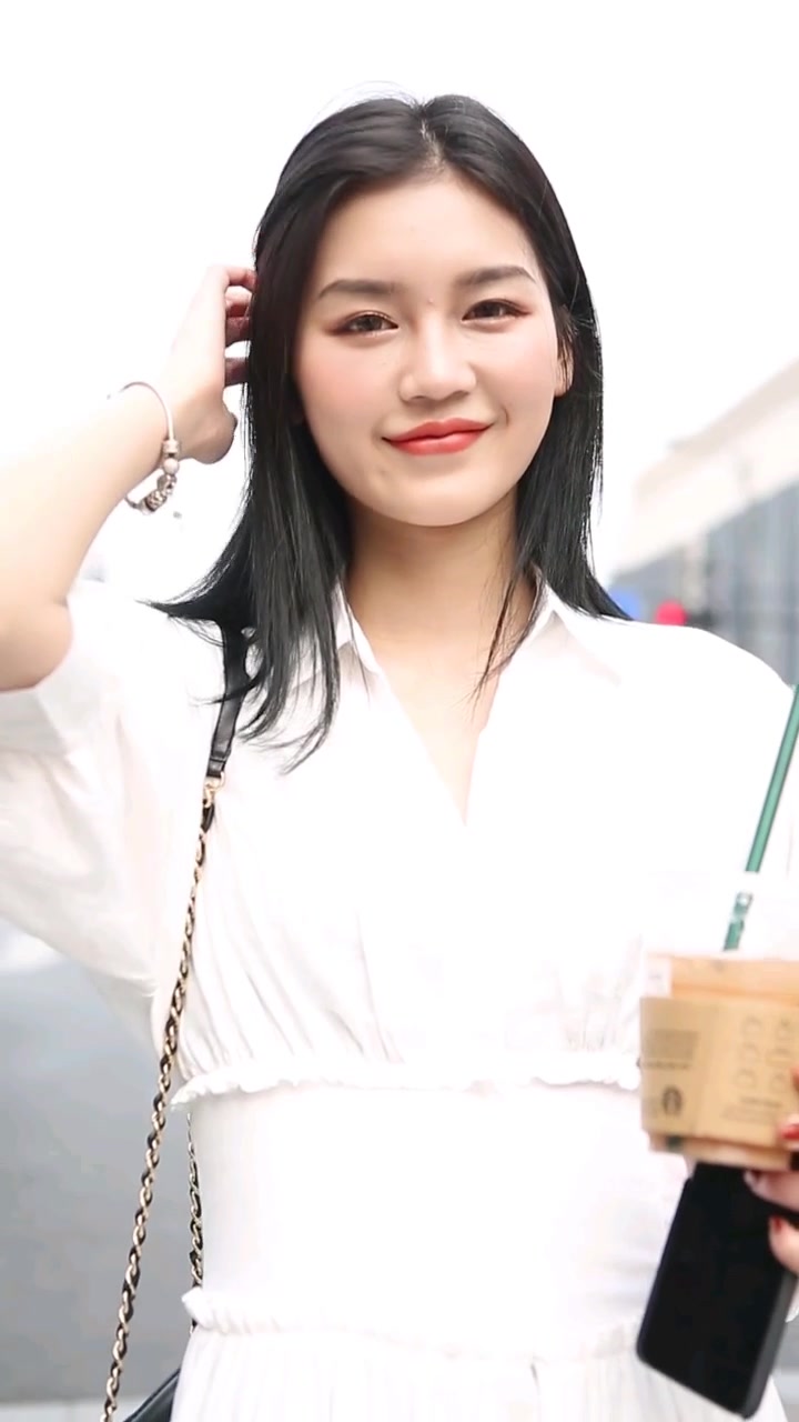 实拍杭州街拍美女的夏日穿着