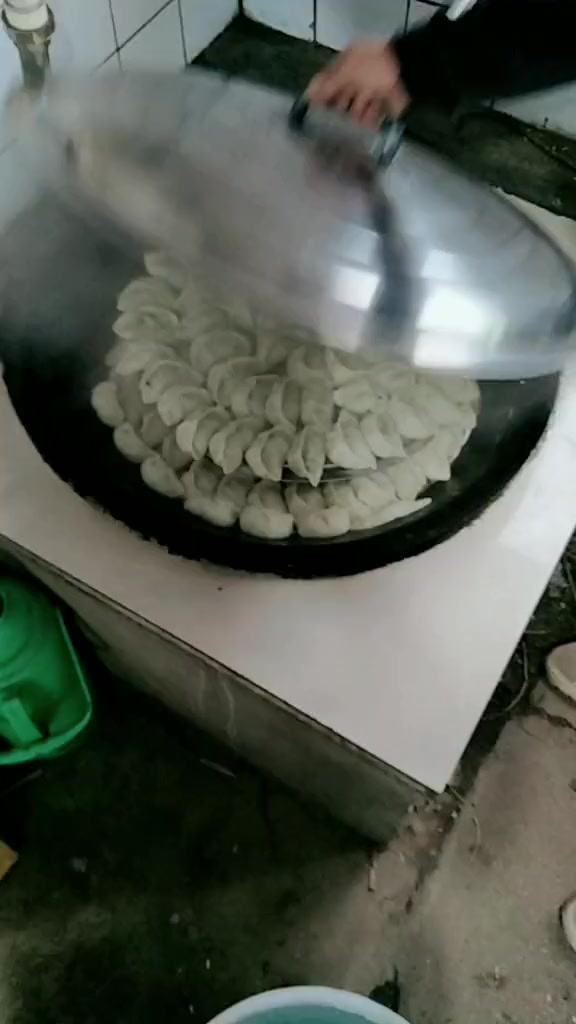 大锅蒸饺出锅啦