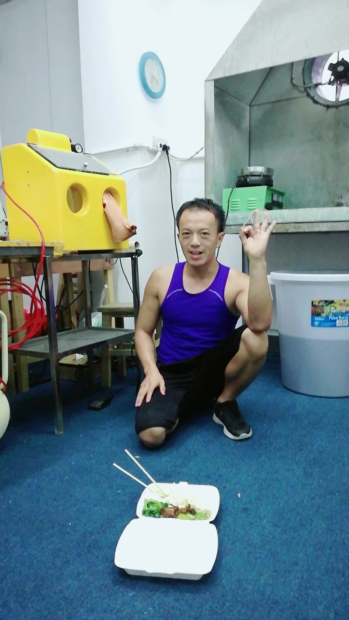 我怎么这么好看#下班吃饭了,倒立吃饭