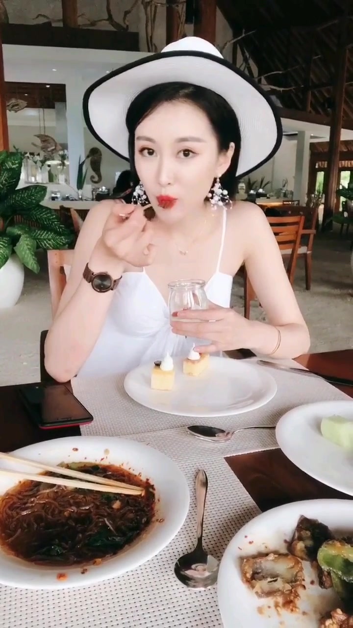 女孩子涂了口红怎么吃东西