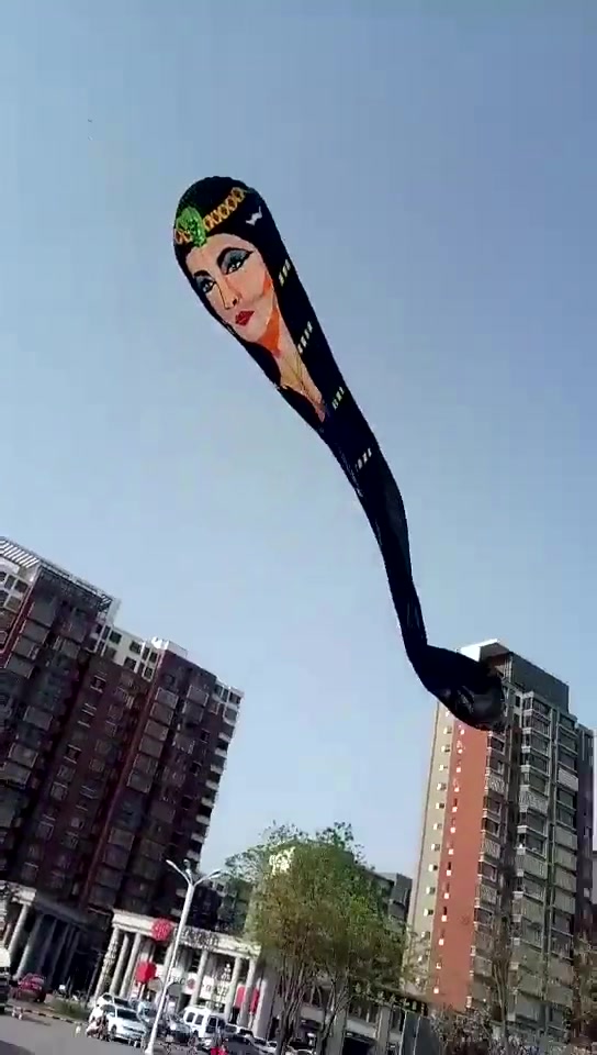 这么大的风筝你们见过吗,有点吓人