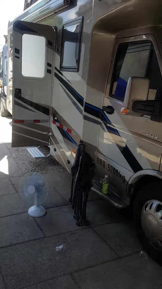 范冰冰剧组的大房车