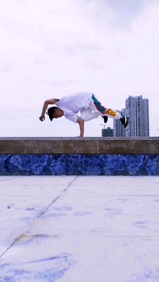 这一辈子为自己而活#街舞bboy玩单手倒立,不可思议的力量平衡