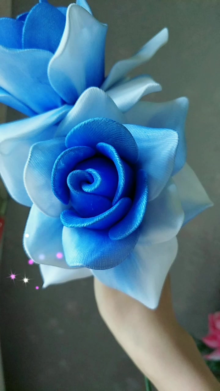 和我一起做手工#美美哒蓝色月季丝网花