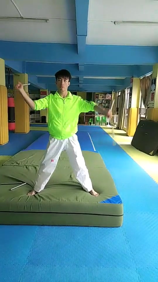 双手头顶交叉拨浪鼓转棍