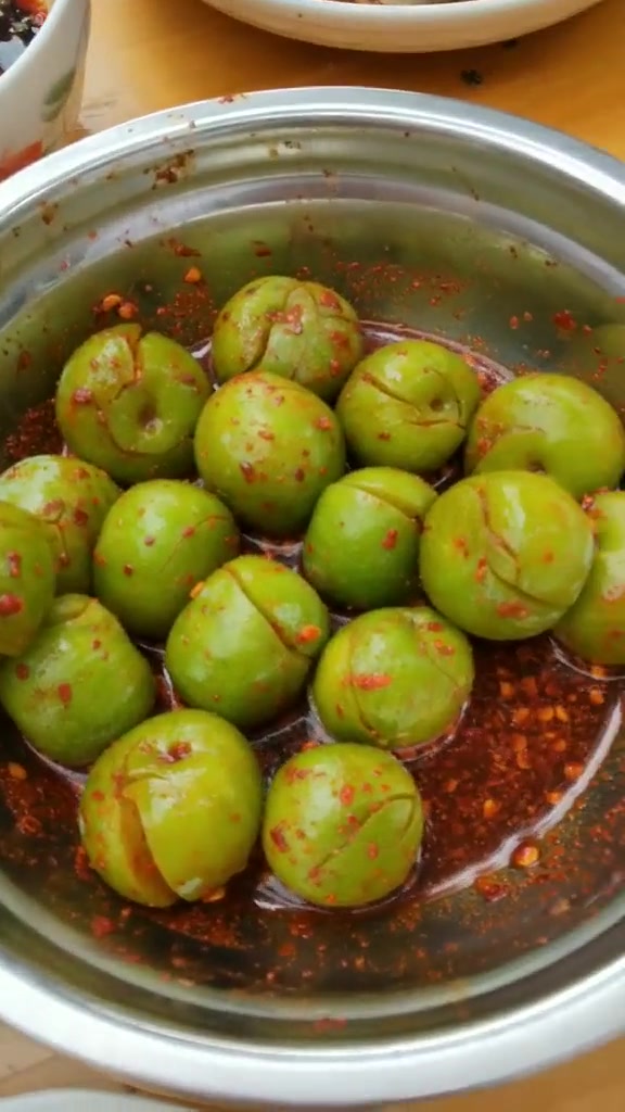 刚刚从树上摘的李子,听说用辣椒凉拌好吃,试了一次,你吃过吗