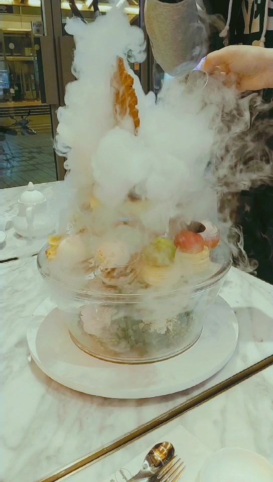 超级洋气的冰淇淋了解一下,干冰遇水就是这个效果.