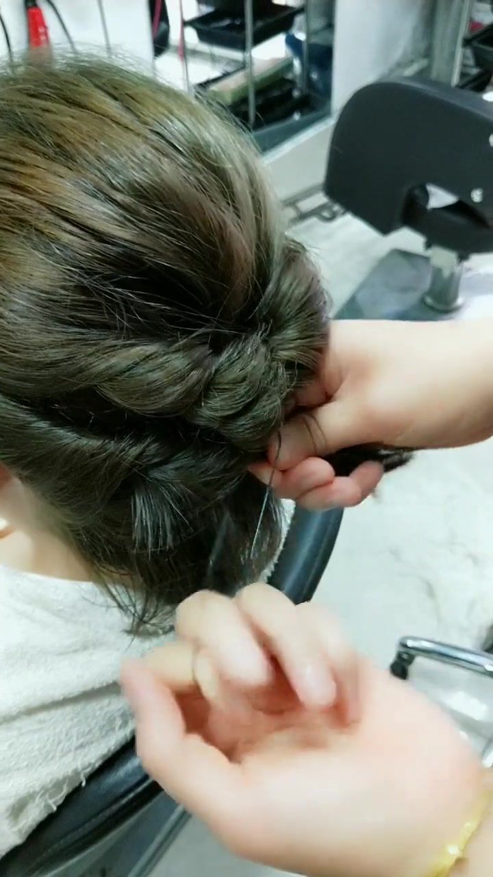 短发梳头凉快漂亮