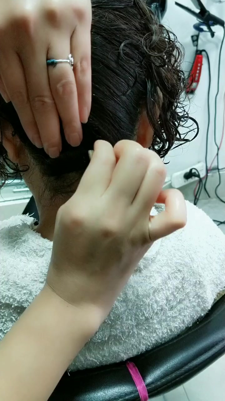 短发梳头气质好