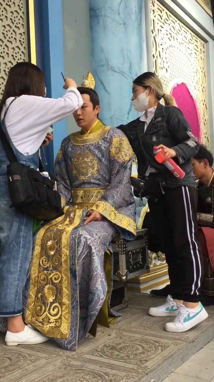 拍戏现场这个明星没有架子,可以合影拍照录视频