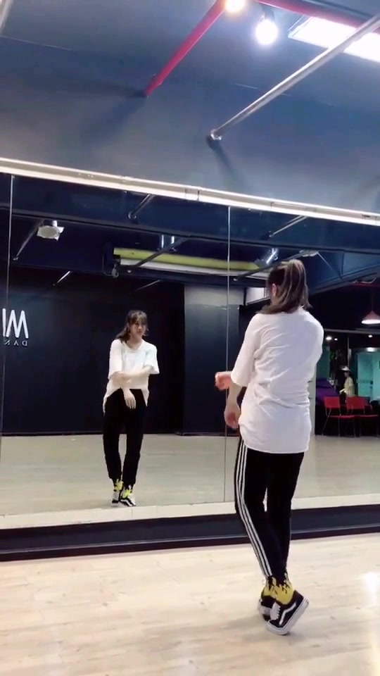 锤子舞的镜面慢动作