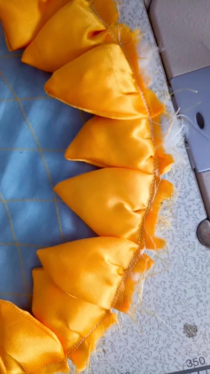 学做太阳花抱枕(旧羽绒服再利用)