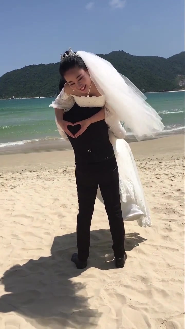 我给你示范的是让你抱着老婆转,不是扛着你老婆比心啊