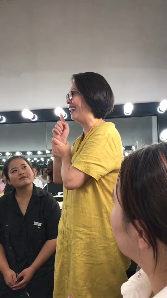 三十年的剧组化妆师刘虹老师对新人们说几句肺腑之言一键冷静做自己