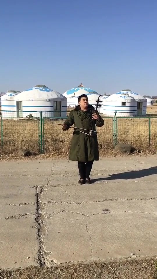 大草原上拉二胡