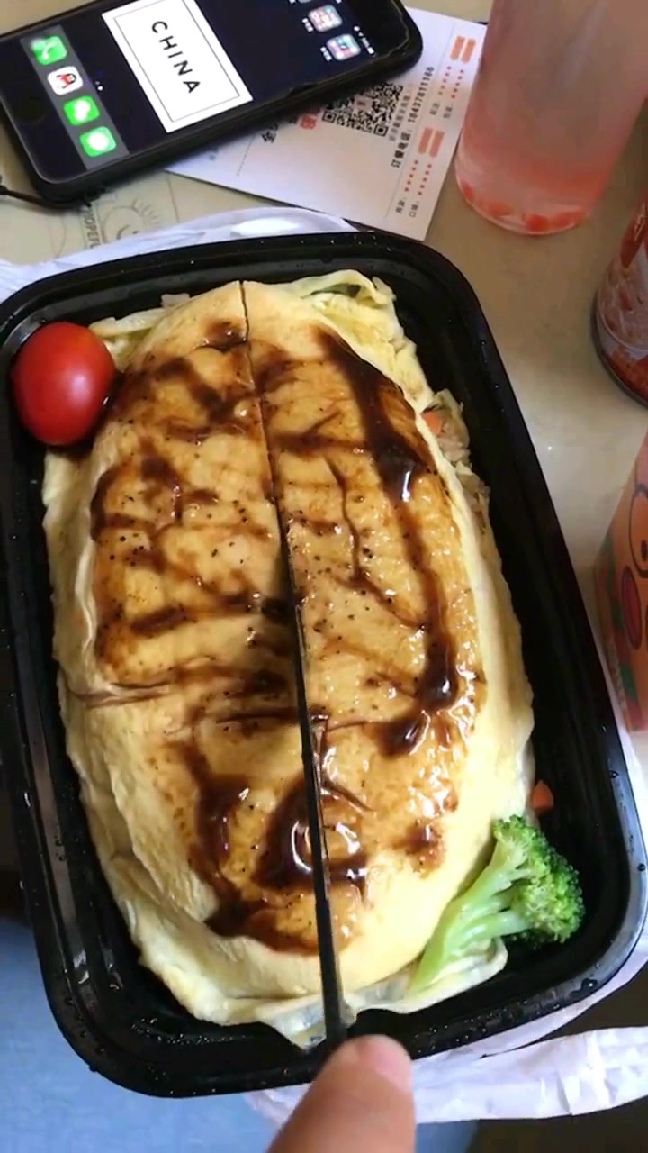 中午点的外卖蛋包饭确定是蛋包着饭无疑了