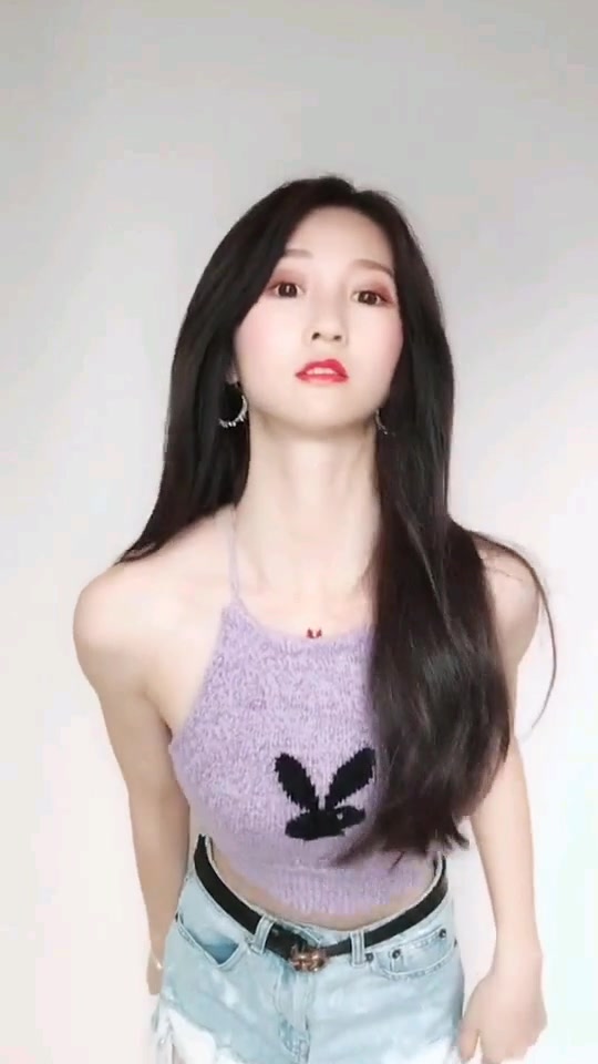 朱唇皓齿的无邪小美女