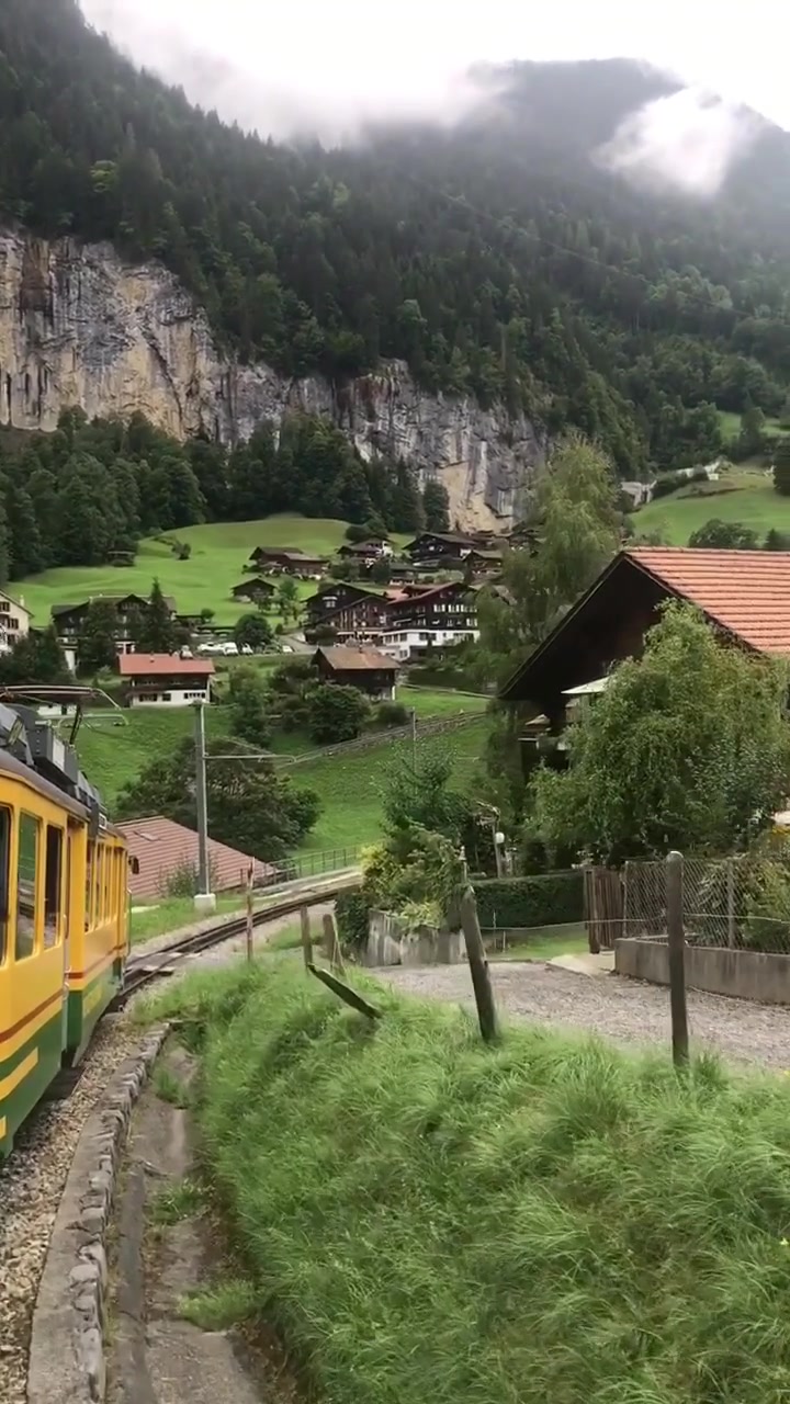 旅游#因特拉肯山间的小火车,好像与世隔绝一样!