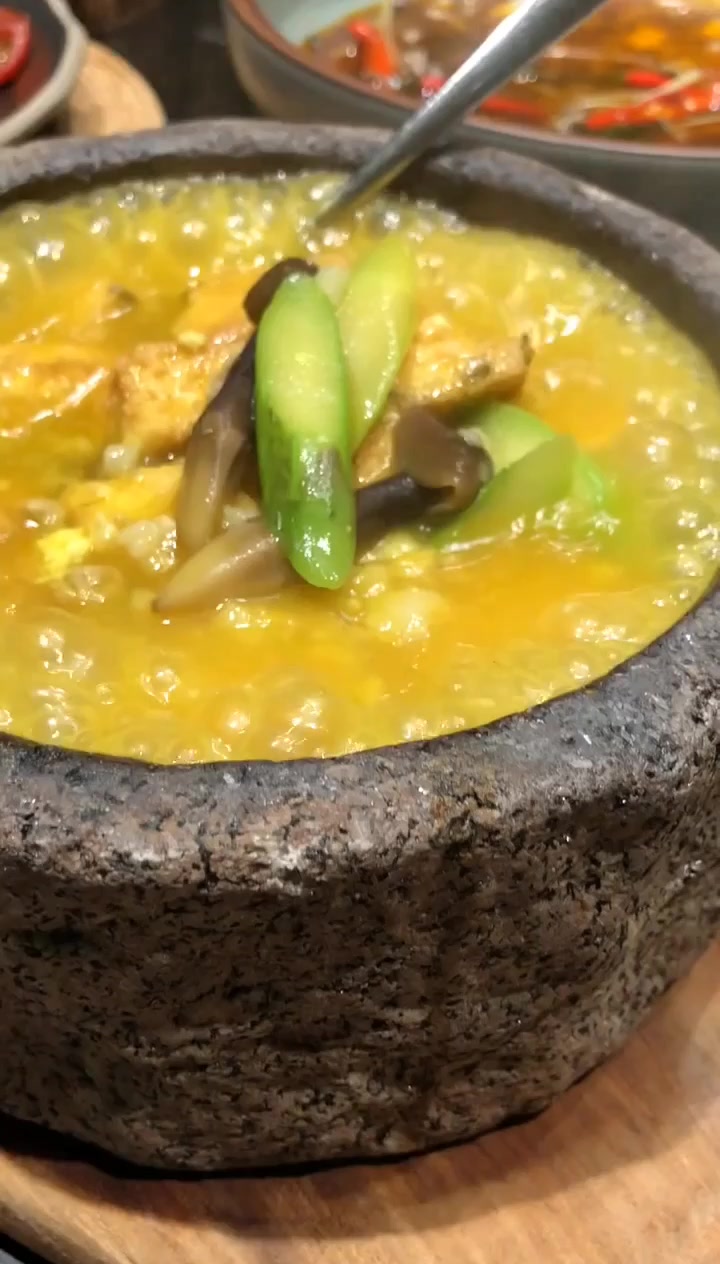 石锅发财豆腐,金汤小火慢炖哦.