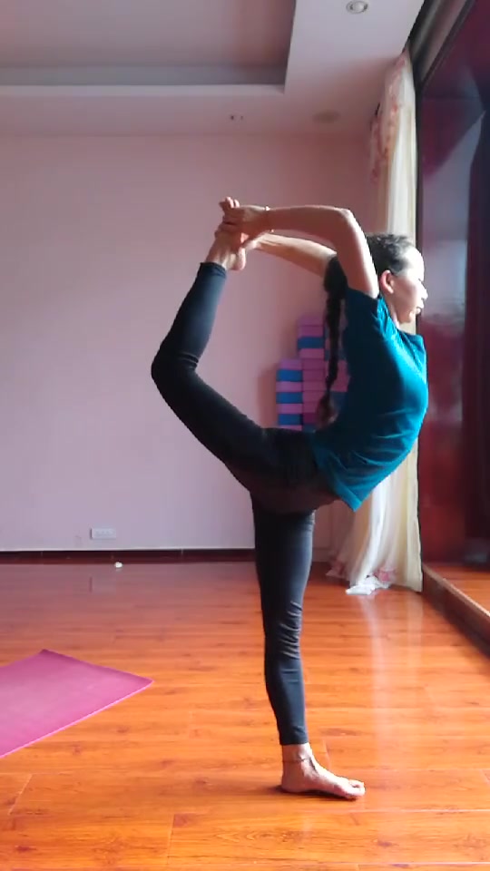 下面腿膝盖有点超伸了,各位练习者需要注意