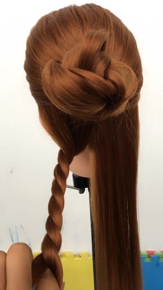 伴娘两股拧丸子头