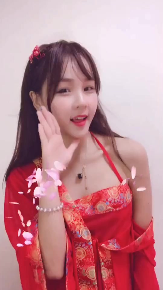 朱唇皓齿的动人妹子