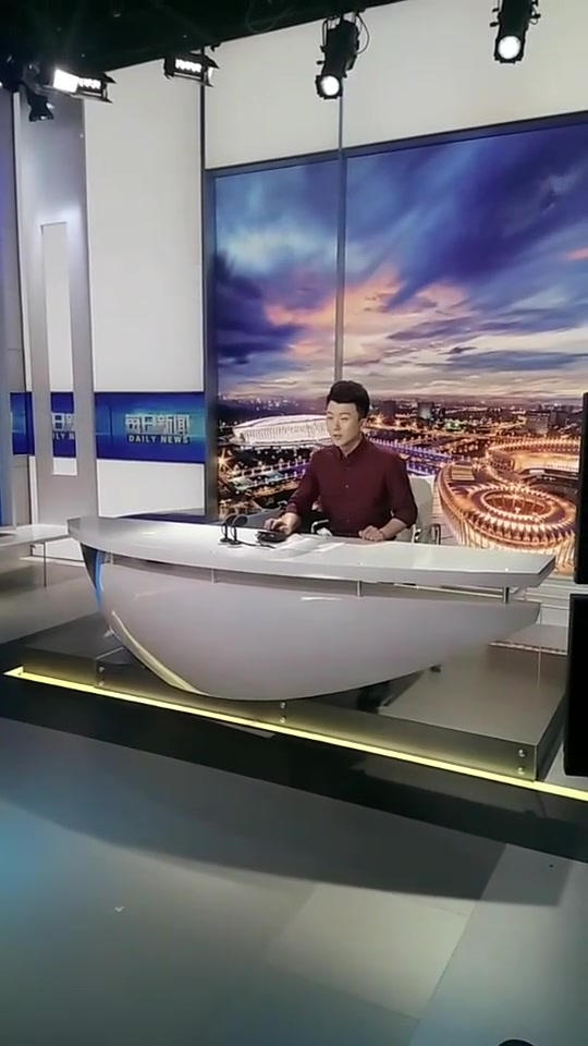 帅哥敬超播新闻