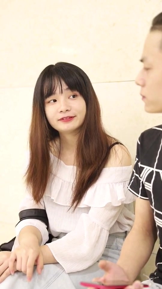 没想到提到前任女朋友不仅不生气还害羞的捂住了脸快乐