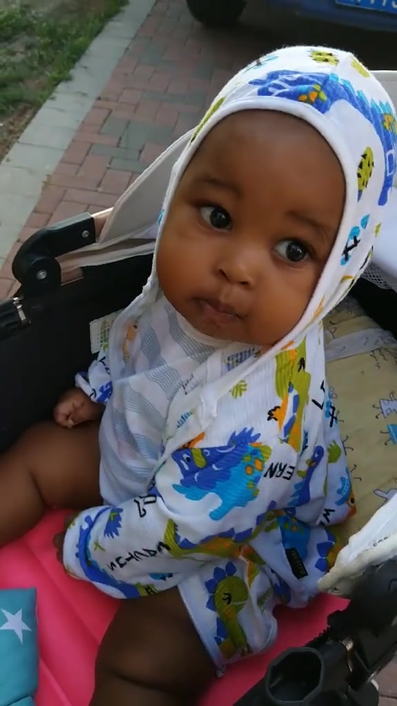 小区里偶遇南非美女黑孩