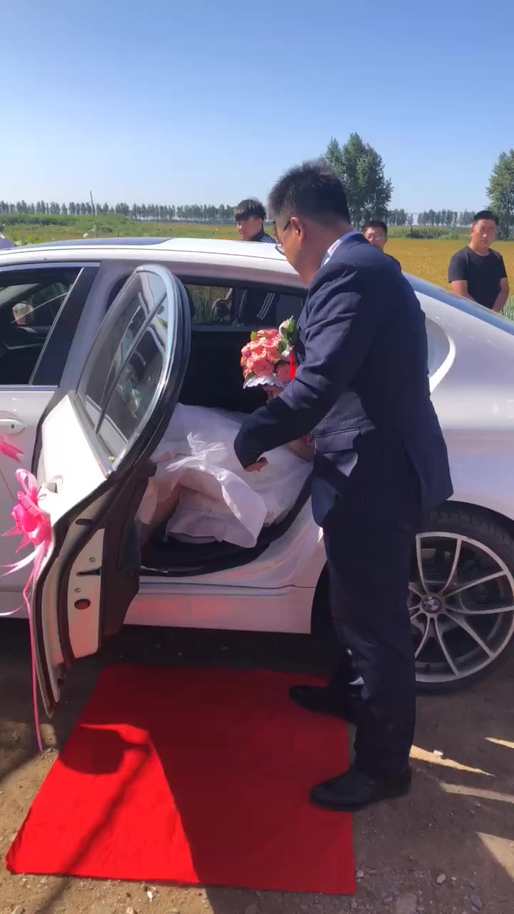 新娘下车新郎特别有心劲怕媳妇扳倒等着搀扶