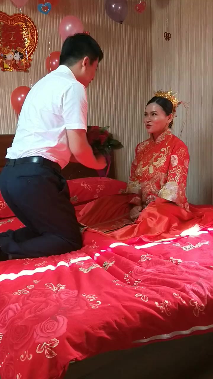 新娘要求新郎像日系婚礼,双腿跪着求婚