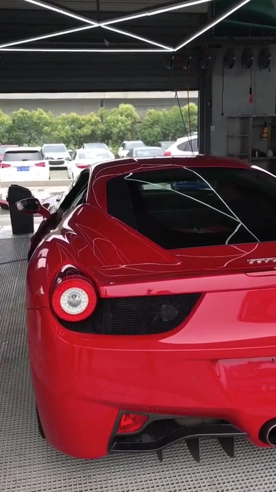 三个排气管的车,法拉利458