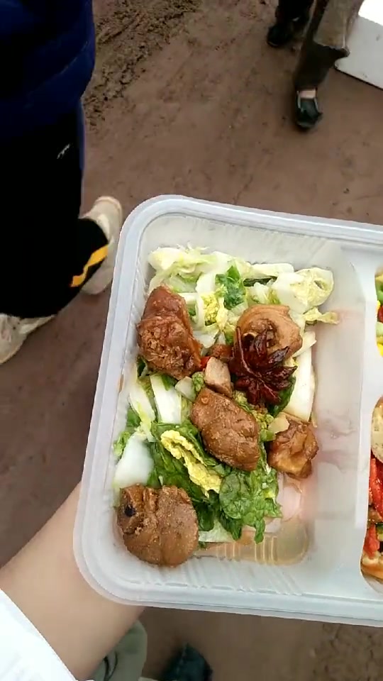 剧组的盒饭好看不好吃都是水煮的