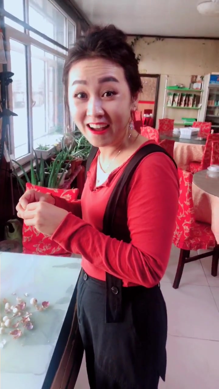 在东北,穿貂皮扒大蒜,老妹越来越好看