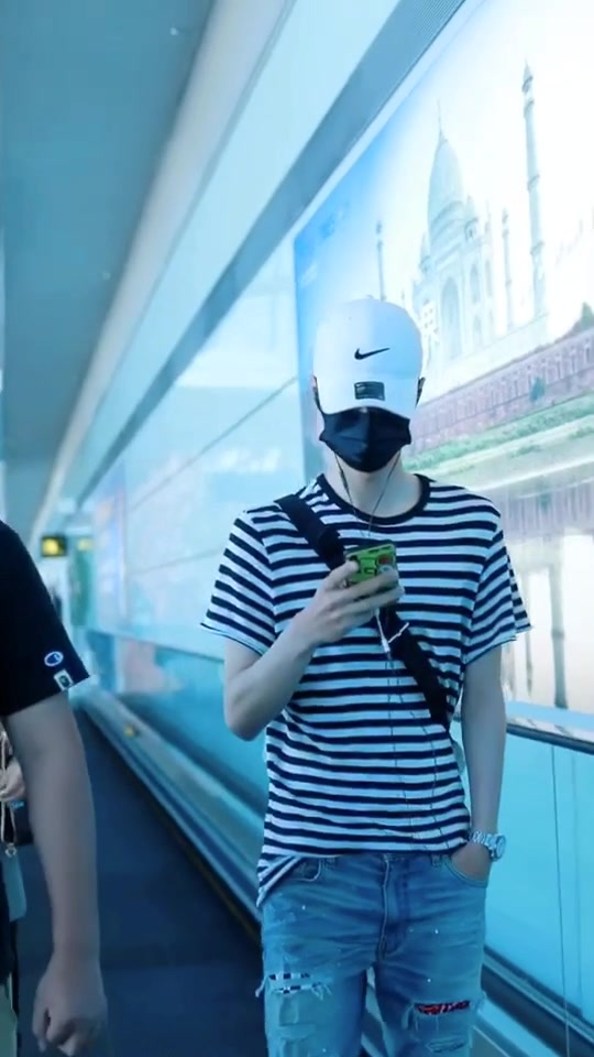 王一博安静玩手机的美少年