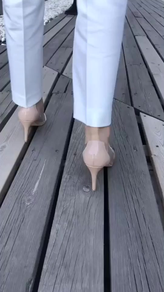 论女生在木条地板上穿高跟鞋怎么走路