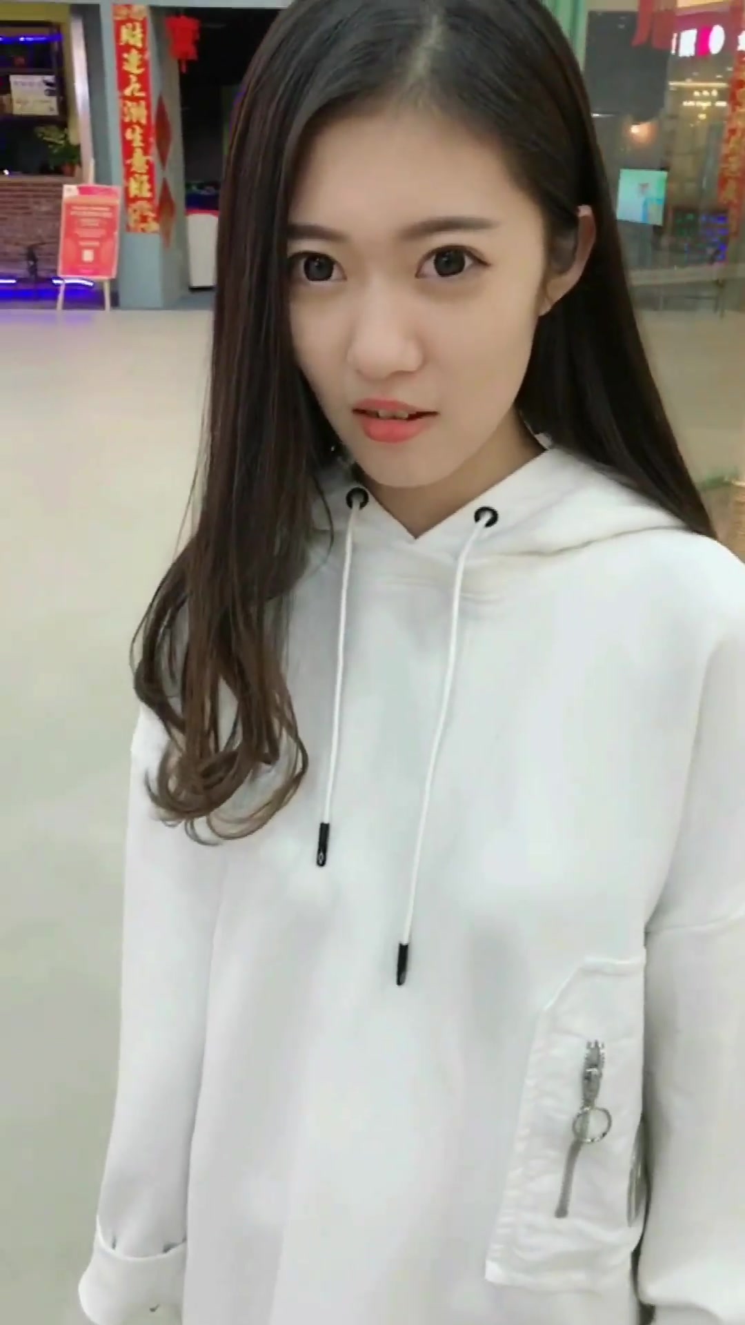 金刚嫂想要买个包包,但是钱不太够,金刚哥要求是不是有点高了?