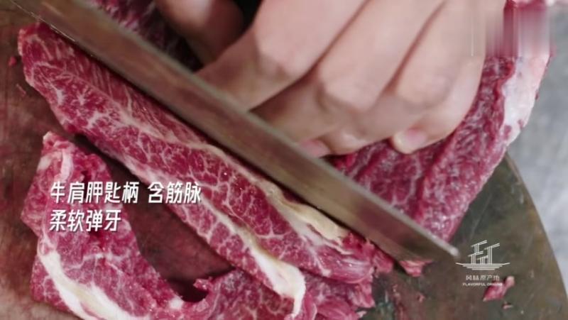 一顿潮汕牛肉火锅，懂它的潮汕食客最想要的就是一盘脖仁，这个部位跟后腿五花趾，匙仁、匙柄、胸口朥…又有什么不同呢？看看你就知道啦！（下次去吃潮汕 ...