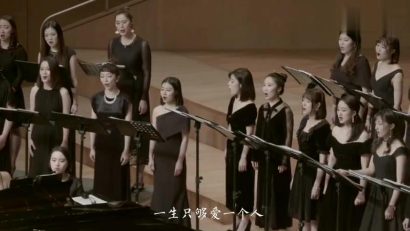 彩虹合唱团《从前慢》Live,愿这个世界上所有深情的人都能被深情所待。 从前的日色变得慢 。 车,马,邮件都慢 。 一生只够爱一个人。,,,好看视频