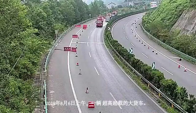 【高速上行至弯道,切记:提前降速 缓打方向】 2019年8月6日上午,沪渝高速长阳段,一辆大货车行至弯道时车速过快,重心偏移,情急之下司机猛打 ...