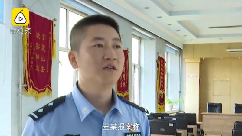 【妈妈报警称女儿列车上遭猥琐男摸胸：摸了一宿孩子】8月22日，黑龙江黑河至大连的2210次列车上，一男子在火车上不断摸女孩，被女孩妈妈发现 ...