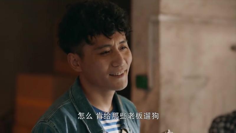 电视剧《在远方》 姚远路晓欧为找回丢失的报关单在异地被抓,路晓欧主动为姚远解围学狗叫。两人默契联手,与对方斗智斗勇,为了取回报关单不惜以身涉险 ...