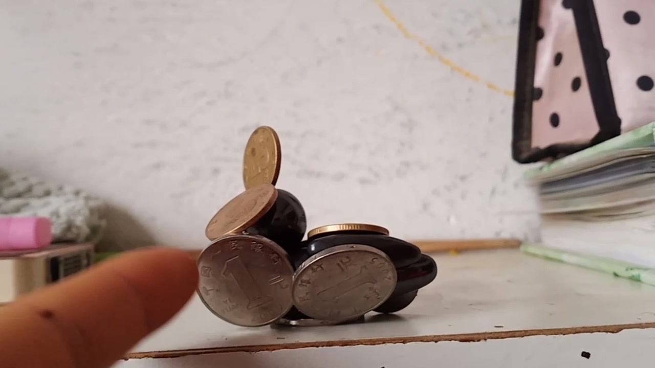 五角钱的硬币是不是铜的？？