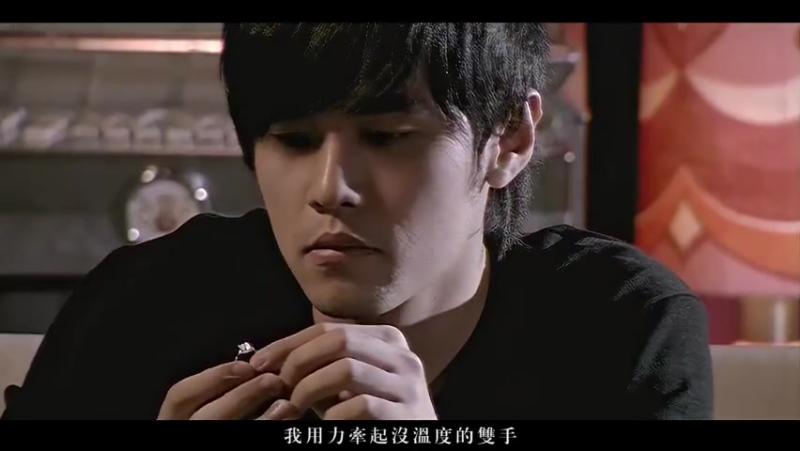 周杰伦歌曲《枫》最后一句歌词是什么? 简单钢琴声与扣人心弦的弦乐伴奏,配上杰伦略带沙哑的唱腔,呈现出惆怅萧瑟的气味,空气中就像飘浮着回忆,吹着 ...