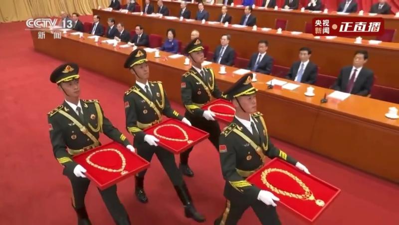 【为这神圣的一刻！转！礼兵护送勋章奖章入场】今天，以国家名义，向英雄致敬！现在，礼兵护送国家勋章和国家荣誉称号奖章入场！,时事,时政,好看视频