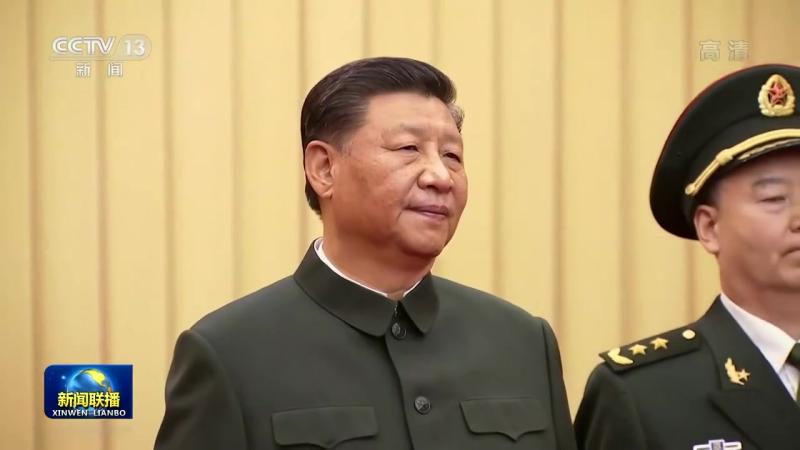 【中央军委举行晋升上将军衔仪式,习近平颁发命令状并向晋衔的军官表示祝贺】中央军委晋升上将军衔仪式5日在北京八一大楼隆重举行。中央军委主席习近平 ...