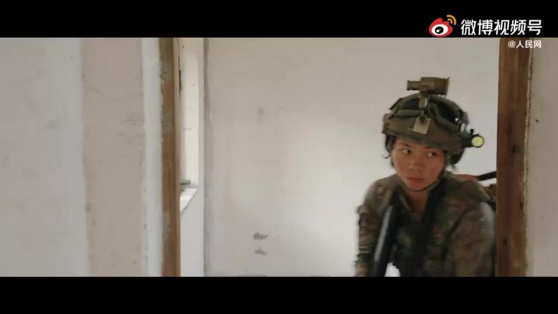 【飒!22岁女生成雷神突击队狙击手】“年轻时不追求梦想,老了拿什么来回忆?”空降兵某部“雷神突击队”战士伍姣蓉,从小坚定梦想当好兵。她手腕力量 ...