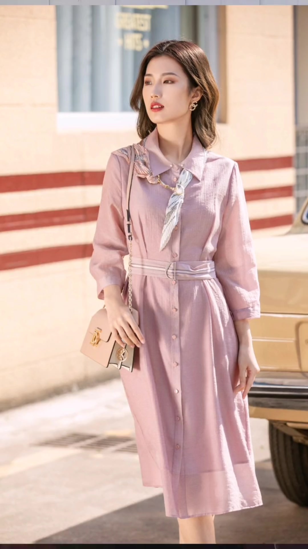 参加婚礼适合穿什么颜色的衣服