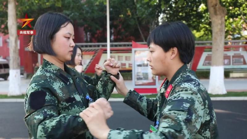 【00后女兵入伍1个月变化有多大】眼神坚定、腰杆挺拔、动作雷厉风行……她们是武警北京总队新兵十一大队秋季入伍的女战士。从大学校园走进军营,入营 ...