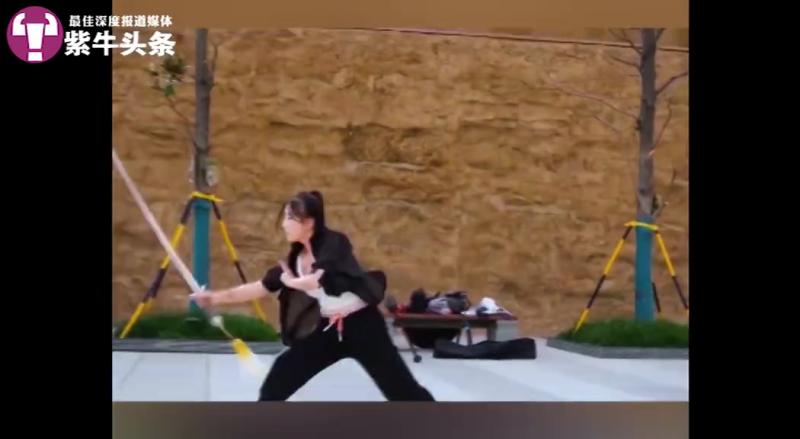 【高校女老师4分钟视频展示26款冷兵器 】在武侠剧中,我们经常见到“十八般武艺样样精通”的武林高手。如今,在甘肃天水就有这样一位“侠女”,刀枪 ...